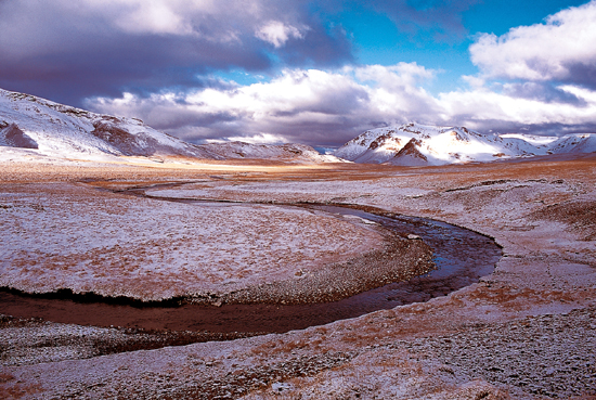 这里雪山冰川广布，是中国冰川集中分布地之一，三江源内雪山、冰川约2400平方公里，冰川资源蕴藏量达2000亿立方米，现代冰川均属于大陆性山地冰川。