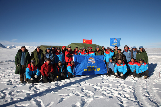 这里雪山冰川广布，是中国冰川集中分布地之一，三江源内雪山、冰川约2400平方公里，冰川资源蕴藏量达2000亿立方米，现代冰川均属于大陆性山地冰川。