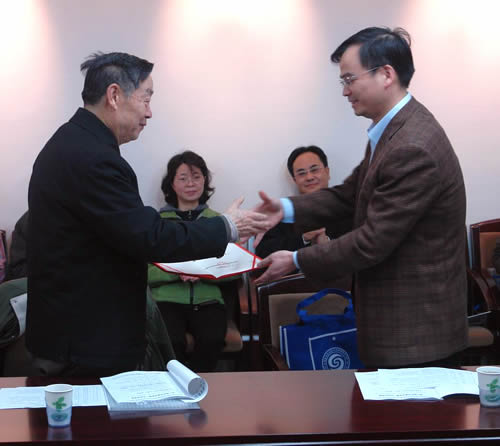 员主持,所长助理肖文交研究员代表研究所向第七届学术委员会主任王
